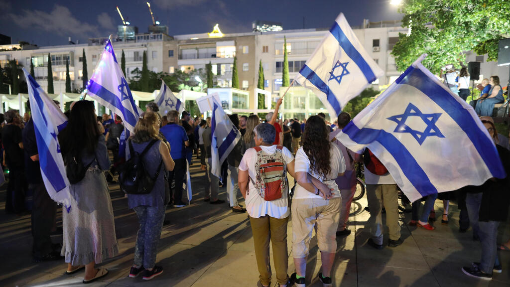 תומכי ממשלת בנט-לפיד בכיכר הבימה (צילום: EPA) ההפגנה בכיכר הבימה