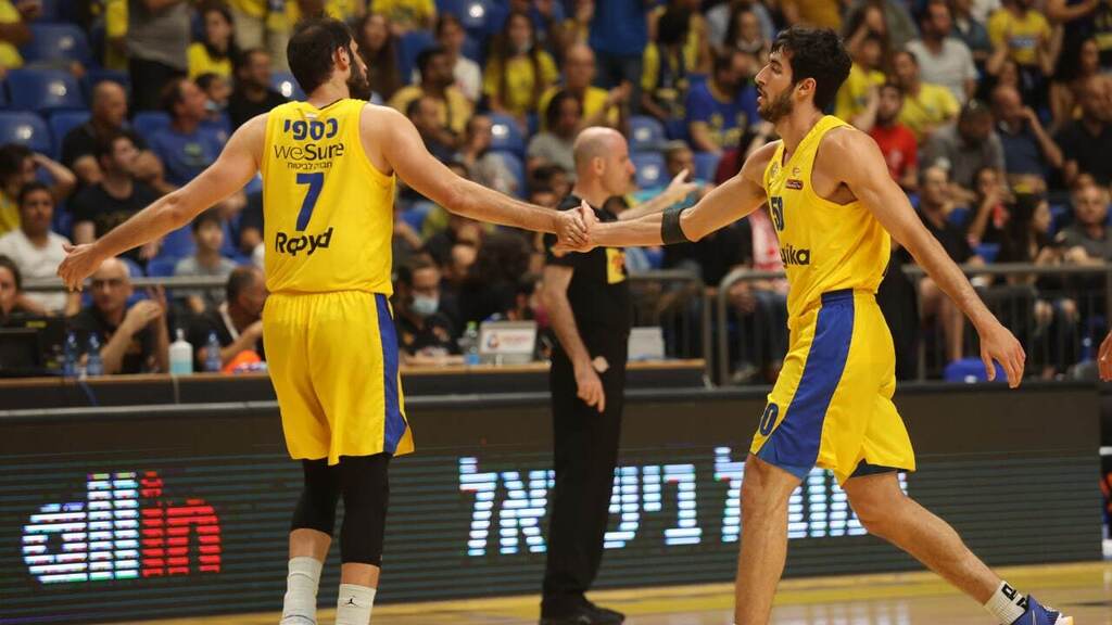 Israelis attending a basketball game on Monday in Tel Aviv (Photo: Oren Aharoni) יובל זוסמן ועומרי כספי