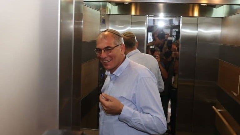 ח"כ ניר אורבך בכפר המכביה, אתמול. שוקל להתנגד בהצבעה (צילום: מוטי קמחי ) ניר אורבך