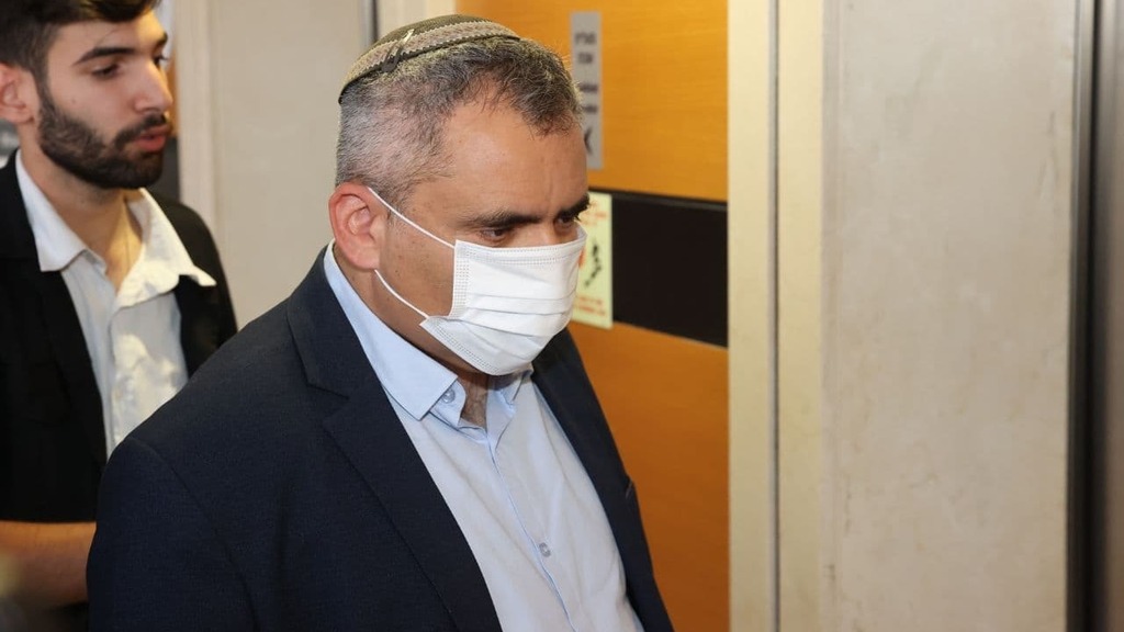 זאב אלקין מגיע לפגישה בכפר המכבייה