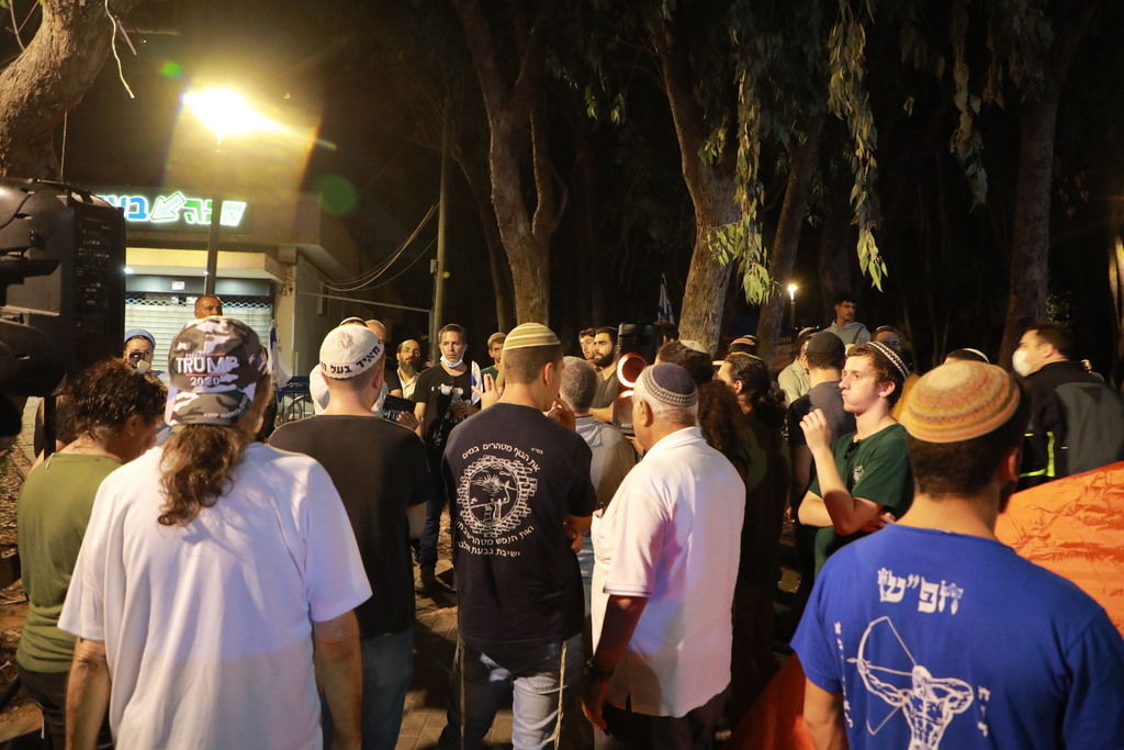 Anti-'coalition for change' protestors outside the Tel Aviv home of Ayelet Shaked Wednesday (Photo: Dana Kopel) ההפגנה מול ביתה של שקד