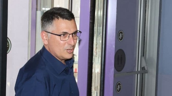 גדעון סער מגיע לפגישה בכפר המכבייה