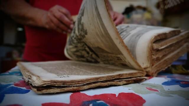 ''שווה 12 אלף יורו''. הספר שעזוז מצא בזבל (צילום: ירון שרון) ''שווה 12 אלף יורו''. הספר שעזוז מצא בזבל
