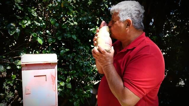 ''משהו שיש לו סיפור''. עזוז ליד תיבת דואר ישנה שמצא (צילום: ירון שרון) ''משהו שיש לו סיפור''. עזוז ליד תיבת דואר ישנה שמצא