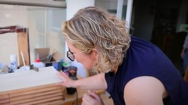 'לחלק מהרהיטים היא מעניקה חיים חדשים. בורמן משפצת (צילום: ירון ברנר) 'לחלק מהרהיטים היא מעניקה חיים חדשים. בורמן משפצת