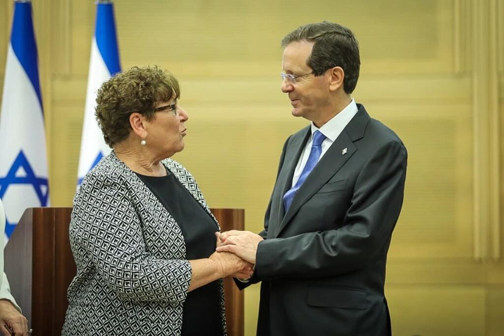 הרצוג עם פרץ, לאחר שניצח אותה במרוץ לנשיאות (צילום: נועם מושקוביץ, דוברות הכנסת) יצחק הרצוג הנשיא הנבחר עם מרים פרץ לאחר הזכייה
