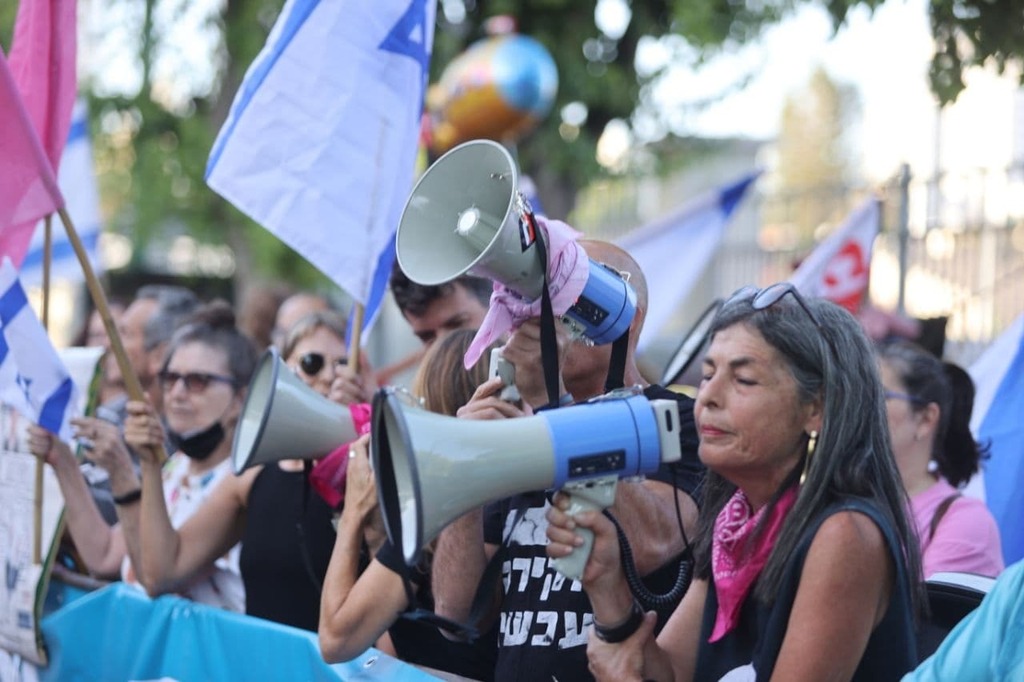 מפגינים בעד הקמת הממשלה (צילום: מוטי קמחי) הפגנות מחוץ לכפר המכביה בזמן פגישת ראשי המפלגות לקראת ממשלת שינוי