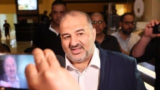 מנסור עבאס מגיע לכפר המכביה