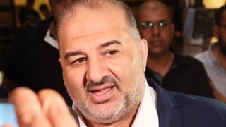 מנסור עבאס מגיע לכפר המכביה
