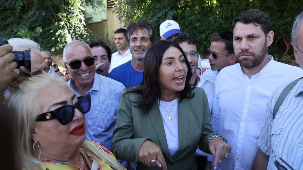 השרה מירי רגב עם המפגינים, מוקדם יותר (צילום: מוטי קמחי) מירי רגב מגיעה לכפר המכביה