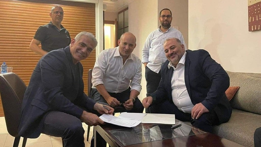 עבאס, בנט ולפיד לאחר החתימה בפגישה בכפר המכבייה
