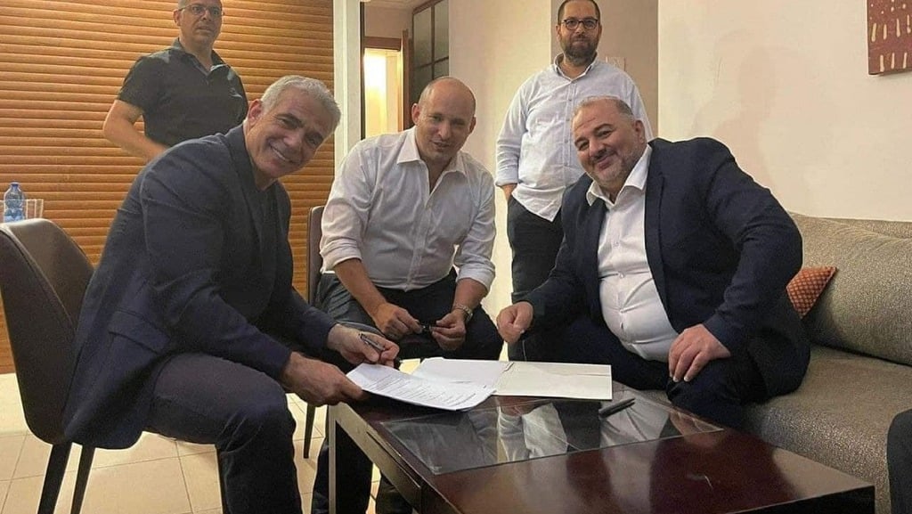 Yair Lapid, Naftali Bennett and Mansour Abbas reach agreement on a coalition government, June 2, 2021 (Photo: Nawaf al-Nabari) עבאס, בנט ולפיד לאחר החתימה בפגישה בכפר המכבייה