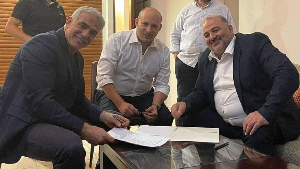 עבאס, בנט ולפיד לאחר החתימה בפגישה בכפר המכבייה