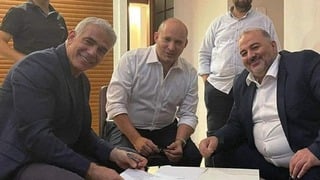 עבאס, בנט ולפיד לאחר החתימה בפגישה בכפר המכבייה
