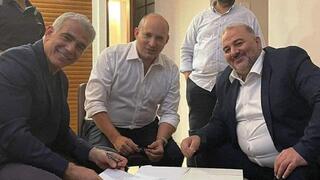 עבאס, בנט ולפיד לאחר החתימה בפגישה בכפר המכבייה