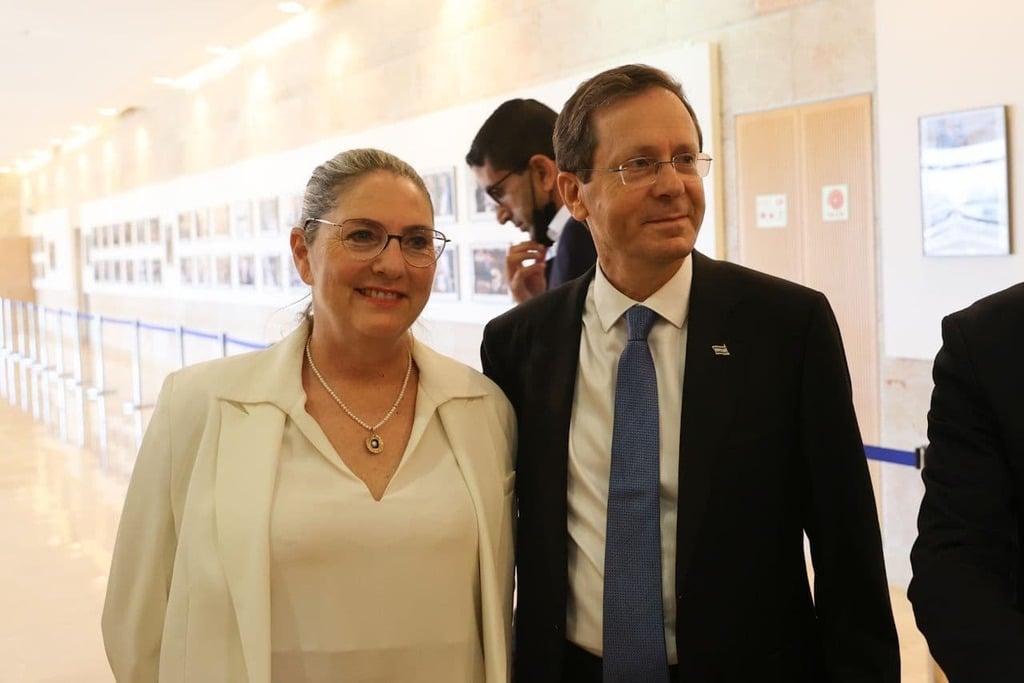 יצחק הרצוג ואשתו מיכל מגיעים לכנסת לקראת הבחירות לנשיאות (צילום: אלכס קולומויסקי) יצחק הרצוג ואשתו מיכל מגיעים לכנסת לקראת הבחירות לנשיאות