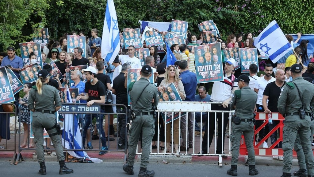 המפגינים נגד הקמת הממשלה בכפר המכביה (צילום: מוטי קמחי) הפגנות מחוץ לכפר המכביה בזמן פגישת ראשי המפלגות לקראת ממשלת שינוי