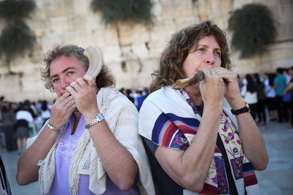 Members of Women of the Wall blowing the shofar at the Western Wall in Jerusalem, June 2020 (Photo: Hadas Parush, Flash 90) נשות הכותל תוקעות בשופר