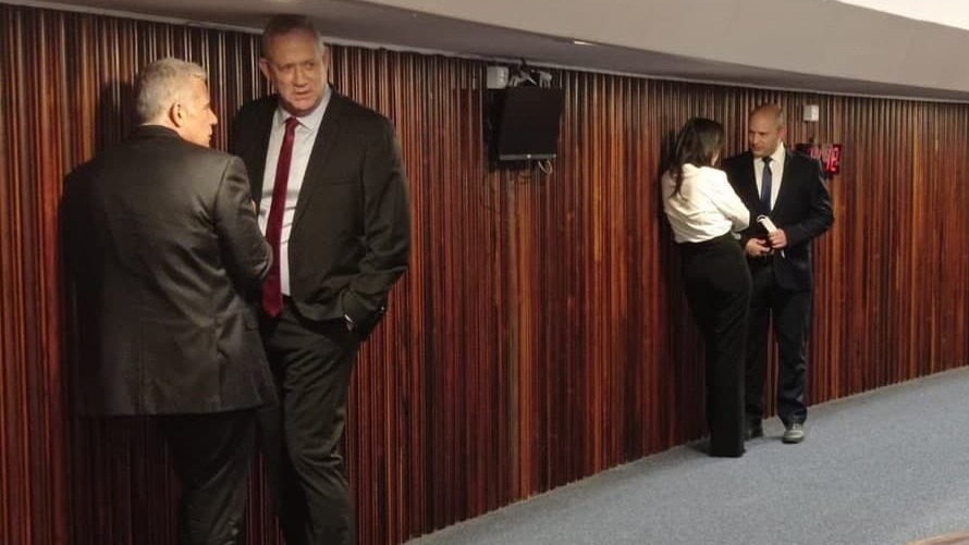 Yair Lapid and Benny Gantz huddle close to Ayelet Shaked and Naftali Bennett in the Knesset as the deadline for forming a coalition approached, June 2, 2021 (Photo: Ari Kalman) בני גנץ, יאיר לפיד, נפתלי בנט ואיילת שקד במליאת הכנסת