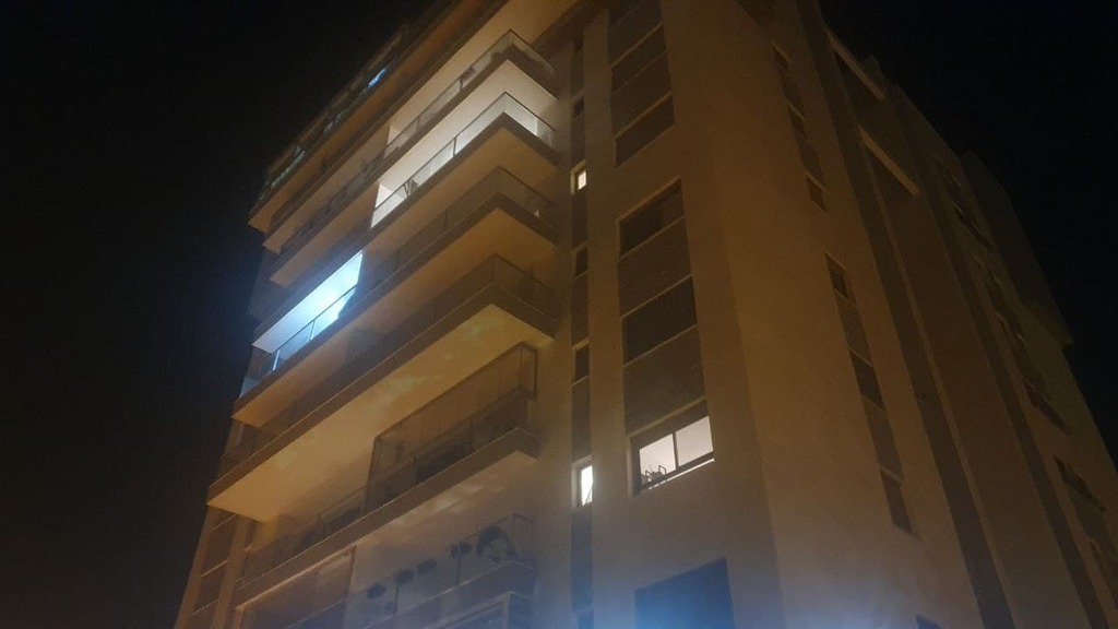 בני הזוג גרו בקומה התשיעית. הבניין שבו התרחש הרצח ( צילום: רענן בן צור) זירת הרצח בכפר יונה