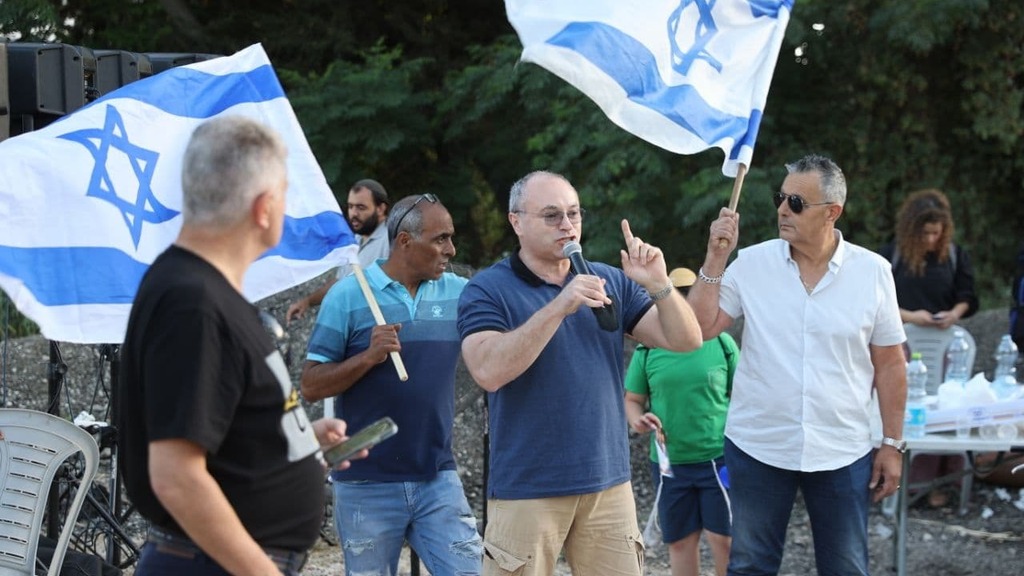 מפגינים מול ביתו של אורבך בפתח תקווה (צילום: מוטי קמחי) הפגנה מול ביתו של ניר אורבך בפתח תקווה
