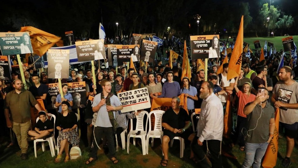 צילום: דנה קופל הפגנה בעד ממשלת השינוי מול ביתה של איילת שקד בתל אביב