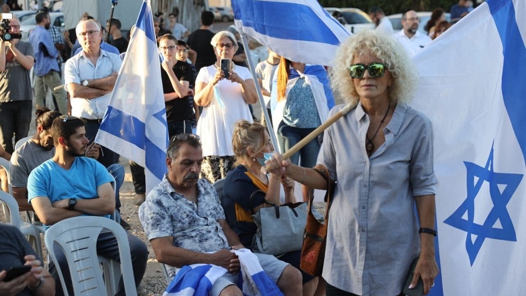 צילום: מוטי קמחי הפגנה מול ביתו של ניר אורבך בפתח תקווה