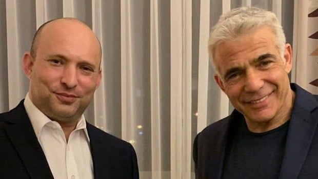 יאיר לפיד ונפתלי בנט לאחר חתימת ההסכם להרכבת ממשלה חדשה