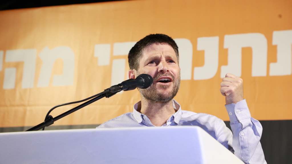 סמוטריץ' בהפגנה (צילום: דנה קופל) הפגנה מול ביתו של איילת שקד בתל אביב