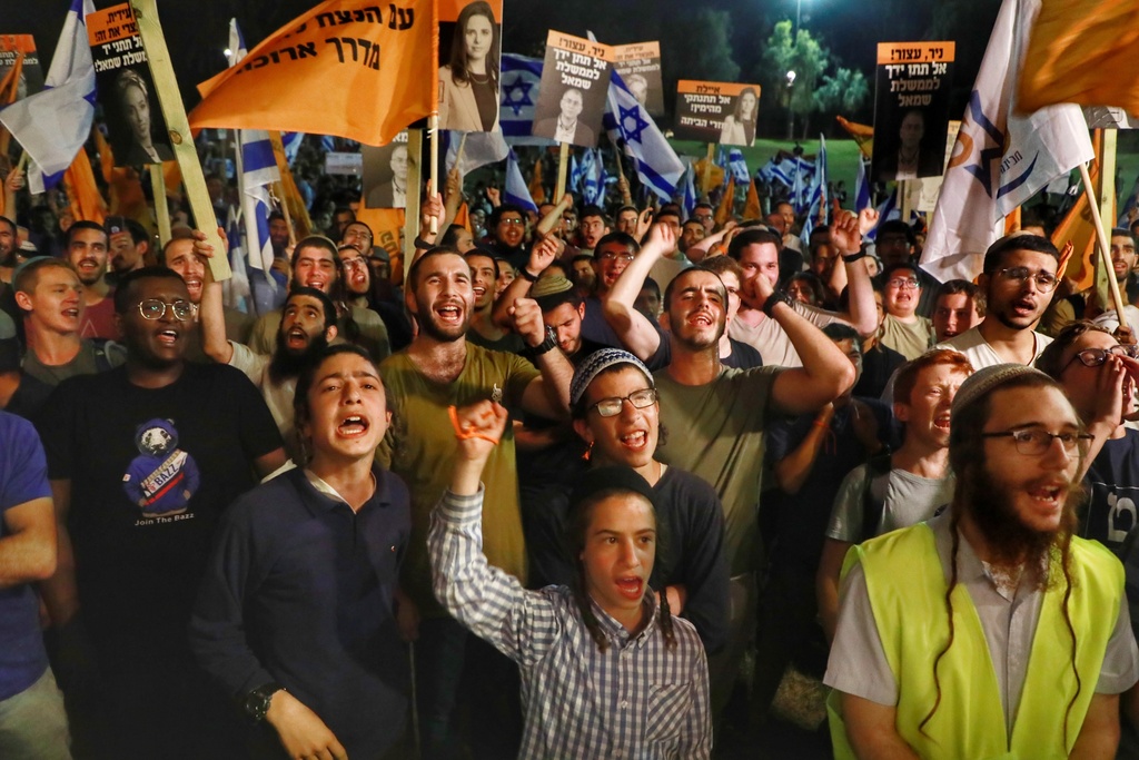 הפגנה בעד ממשלת השינוי מול ביתה של איילת שקד בתל אביב