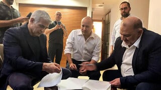 עבאס, בנט ולפיד לאחר החתימה בפגישה בכפר המכבייה