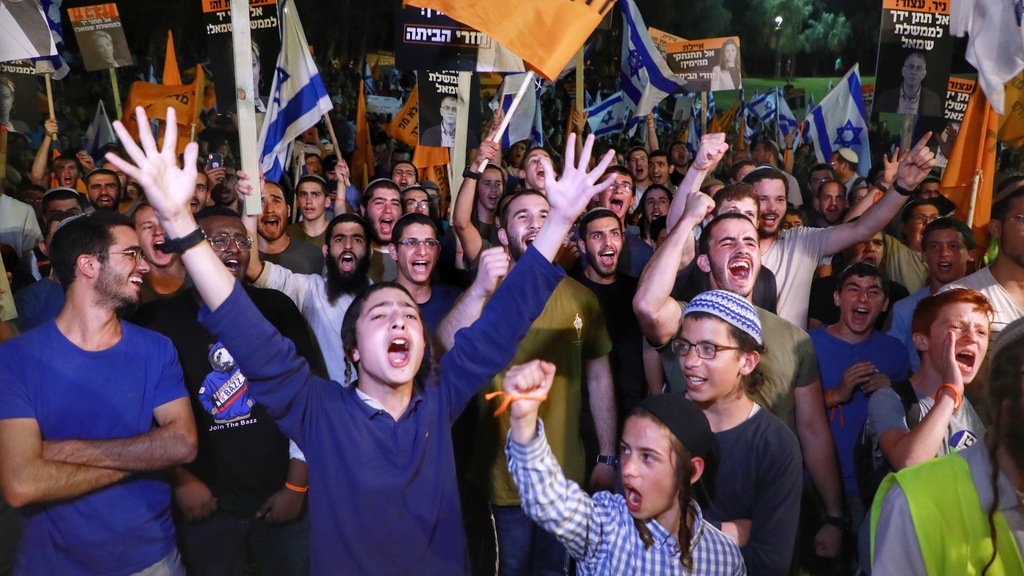 צילום: דנה קופל הפגנה בעד ממשלת השינוי מול ביתה של איילת שקד בתל אביב