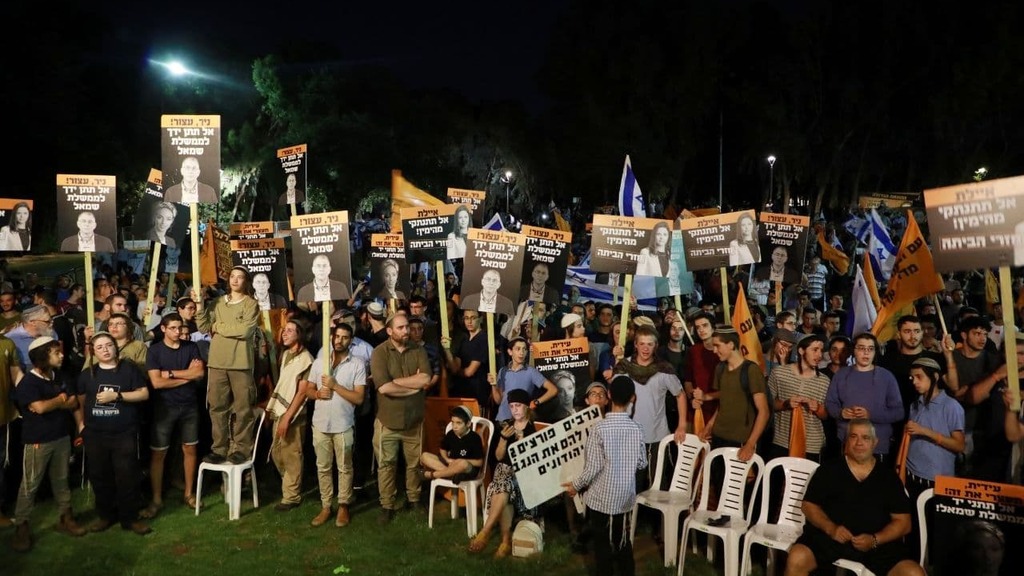 צילום: דנה קופל הפגנה בעד ממשלת השינוי מול ביתה של איילת שקד בתל אביב