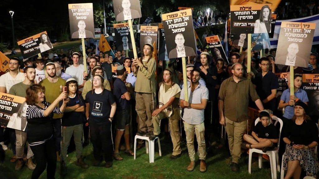 ההפגנה בסמוך לבית שקד (צילום: דנה קופל) הפגנה בעד ממשלת השינוי מול ביתה של איילת שקד בתל אביב