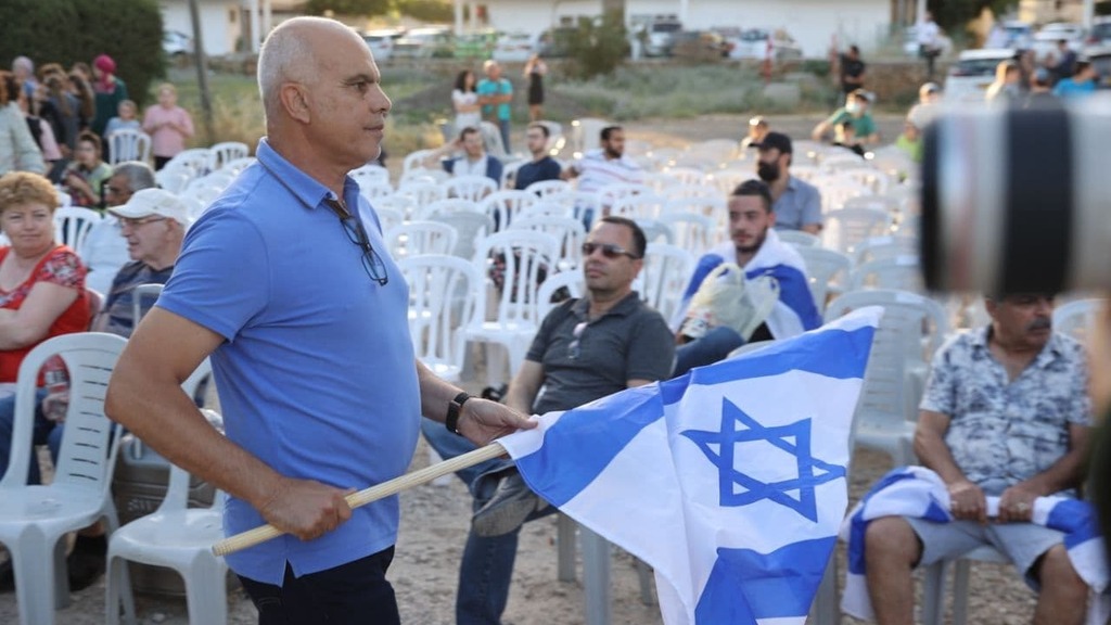 צילום: מוטי קמחי הפגנה מול ביתו של ניר אורבך בפתח תקווה