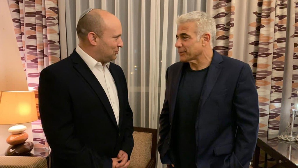 "אולי נמנע את המלחמה הבאה". בנט ולפיד אחרי חתימת ההסכם הקואליציוני יאיר לפיד ונפתלי בנט לאחר חתימת ההסכם להרכבת ממשלה חדשה