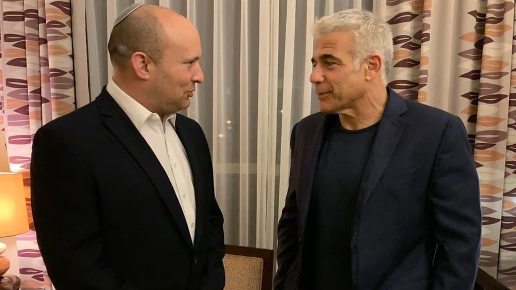 יאיר לפיד ונפתלי בנט לאחר חתימת ההסכם להרכבת ממשלה חדשה