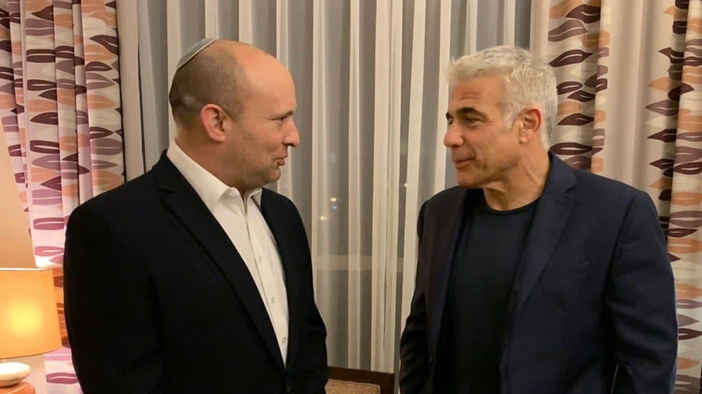 "אם היו מקבלים עשרות מנדטים - היו הולכים לבחירות" יאיר לפיד ונפתלי בנט לאחר חתימת ההסכם להרכבת ממשלה חדשה