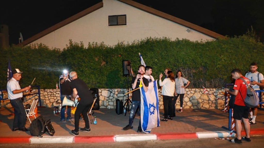 הפגנות מחוץ לביתו של בנט (צילום: דנה קופל ) ההפגנה מול הבית של בנט