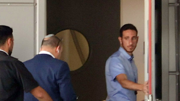 בנט עם הגעתו לישיבת הסיעה (צילום: יריב כץ) נפתלי בנט מגיע לישיבת סיעת ימינה ברעננה