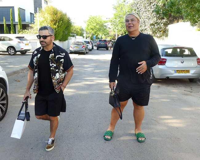 אחד אחראי על השיער, השני על הבגדים. מיקי בוגנים וסיימון אלמלם (צילום: אמיר מאירי ) אחד אחראי על השיער, השני על הבגדים. מיקי בוגנים וסיימון אלמלם