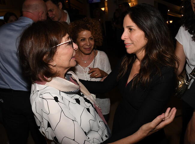 חיבוק של כוכבות. אורנה בנאי ורבקה מיכאלי (צילום: אביב חופי) חיבוק של כוכבות. אורנה בנאי ורבקה מיכאלי