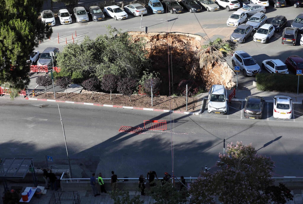 צילום: AFP בולען נפער בחניון בבית החולים שערי צדק בירושלים