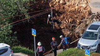 בולען נפער בחניון בבית החולים שערי צדק בירושלים