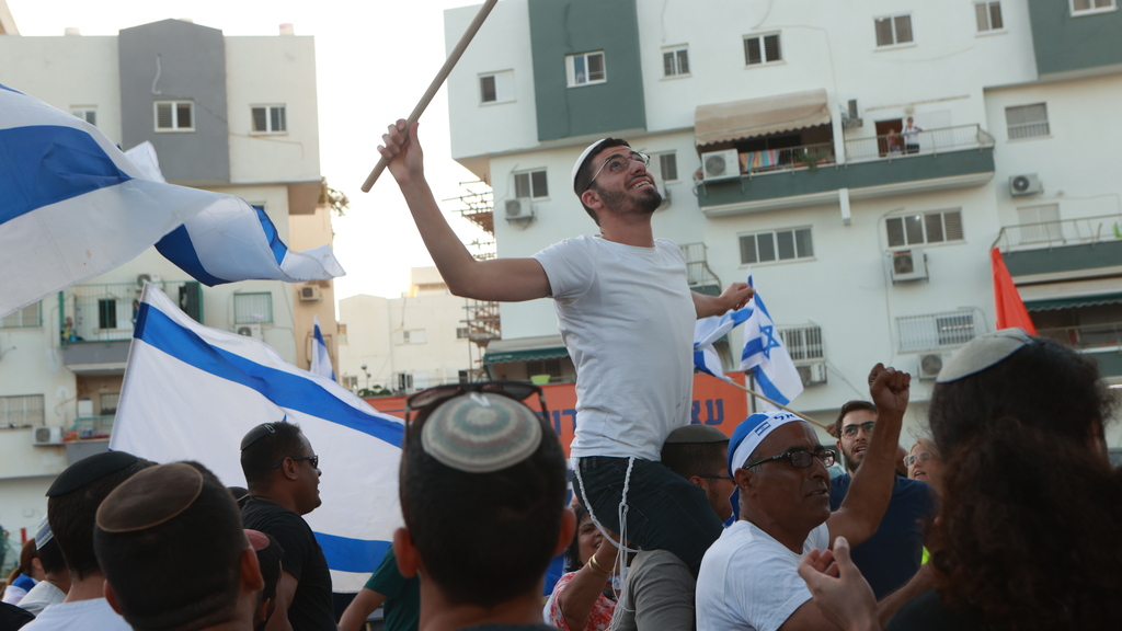 ההפגנה מול ביתו של אורבך (צילום: עמית שעל) ההפגנה מול ביתו של אורבך