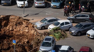בולען נפער בחניון בבית החולים שערי צדק בירושלים