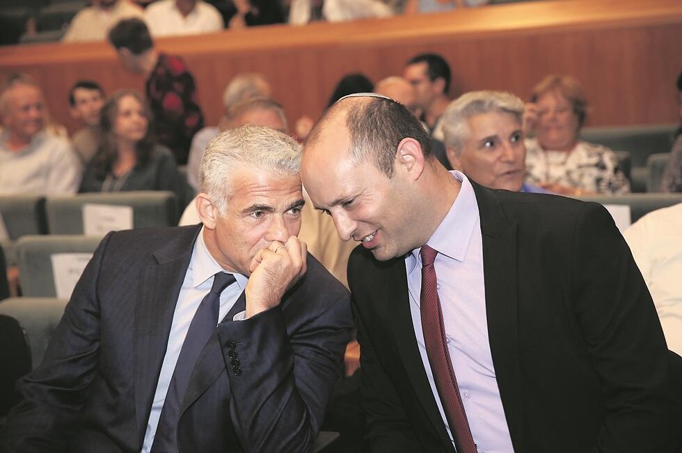 בנט ולפיד. ''אני בעננים מהממשלה הזו'' (צילום: אלכס קולומויסקי) בנט ולפיד. ''אני בעננים מהממשלה הזו''