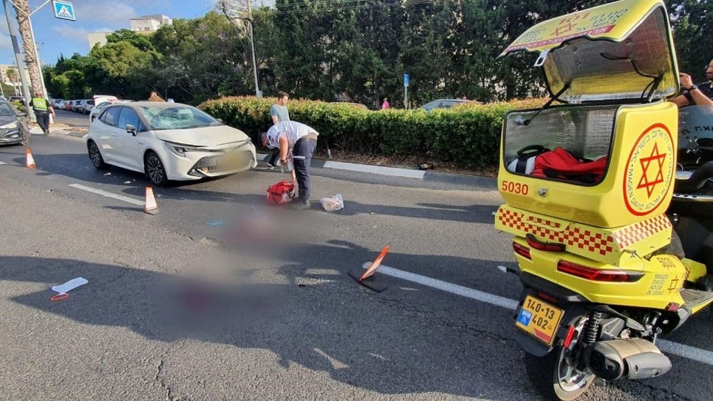 מותה של האישה נקבע בבית החולים. זירת התאונה בחיפה (צילום: תיעוד מבצעי מד"א) זירת התאונה
