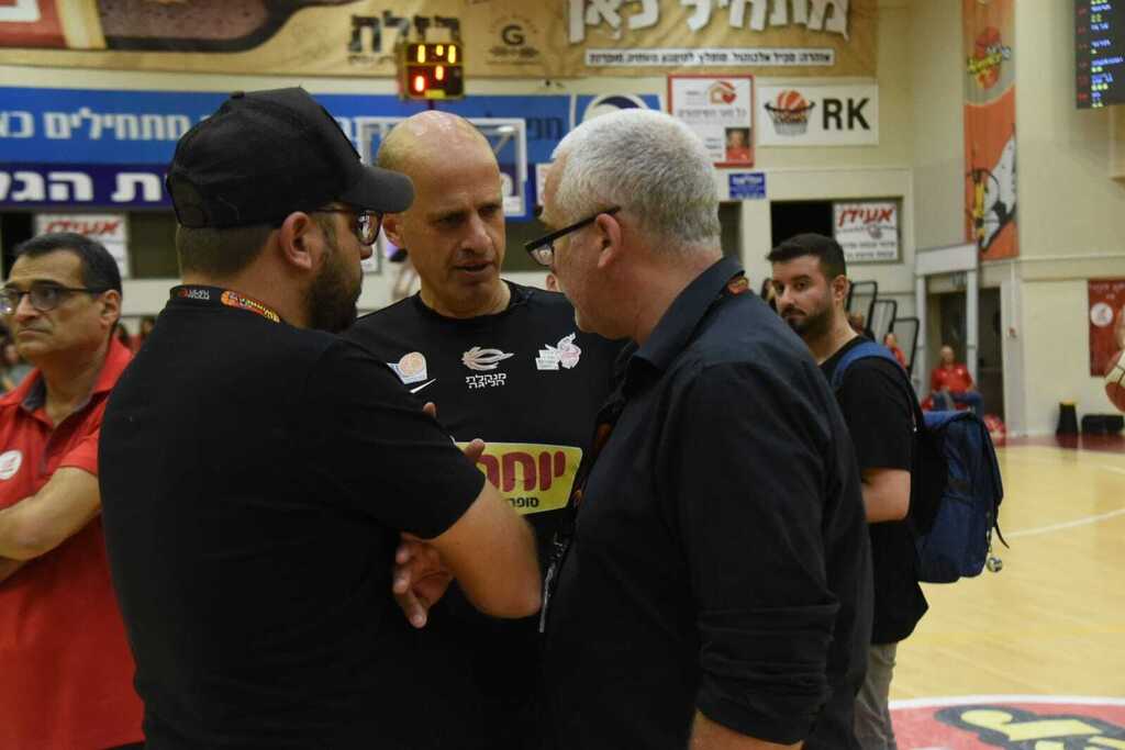 מנכ"ל המינהלת שלומי פרי מסביר לשופטים את המצב