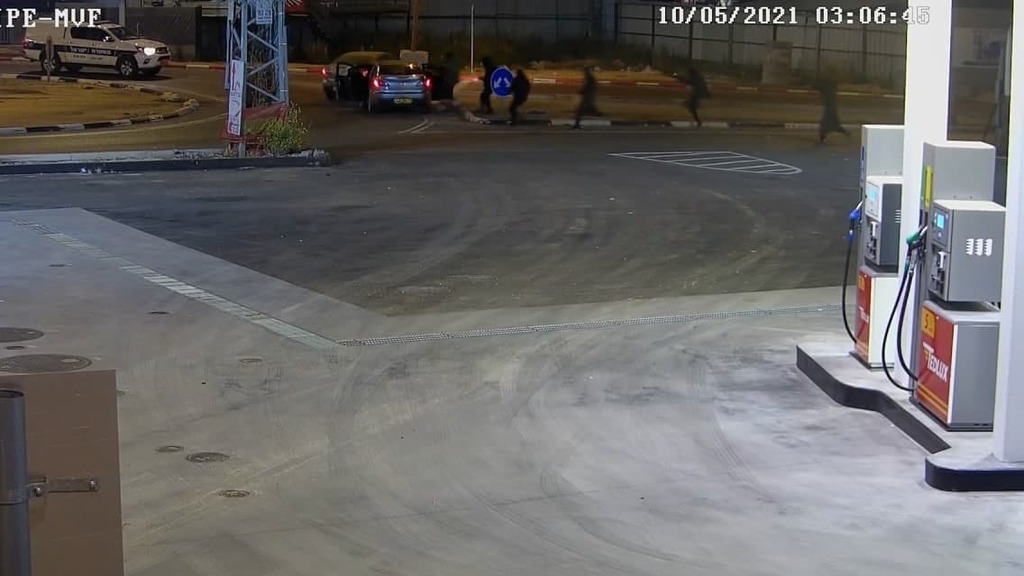 מתוך תיעוד מצלמות האבטחה (צילום: דוברות המשטרה) תיעוד אירוע ירי חריג ביישוב בענה בו נפצע באורח בינוני שוטר בקרב יריות עם עבריינים
